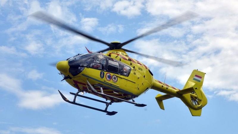 Súlyos közlekedési baleset történt a dunántúli főúton, ahol a helyszínre mentőhelikopter is érkezett, hogy segítsen a sérültek ellátásában.
