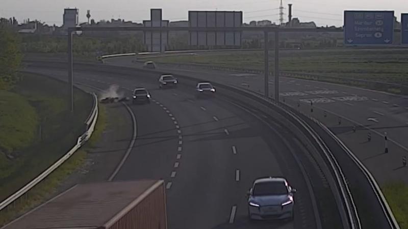 Súlyos motoros baleset történt, amelyet egy kamera rögzített, és a figyelmetlen sávváltás játszotta a főszerepet.