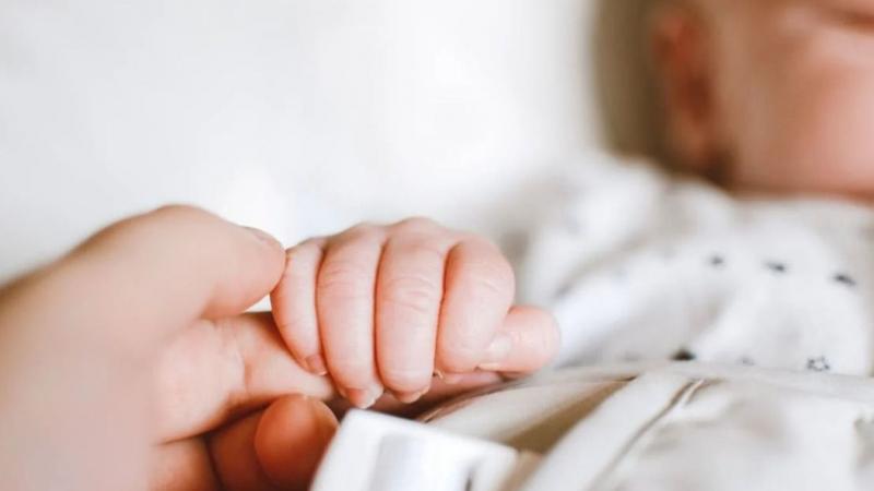 Egy csodálatos újszülött érkezett a világra, akit a kórház inkubátorában hagytak, és akire a 