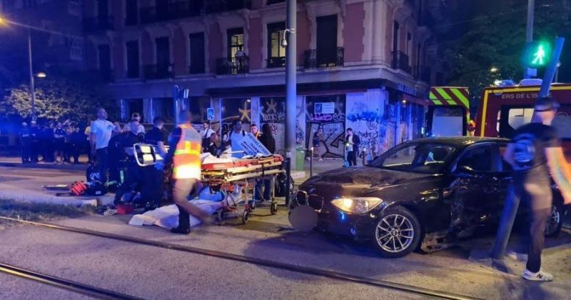 Egy autó behajtott a tömegbe, miközben a PSG szurkolói éppen a győzelmüket ünnepelték. (Frissítve)