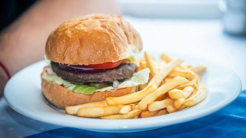 Fedezd fel a nyári ízek világát a MÁV vonatain! Képzeld el, ahogy egy ínycsiklandó gyros, egy laktató burger és egy frissítő eperkrémleves társaságában utazol! Itt az ideje, hogy megkóstold a MÁV új, nyári étlapját!