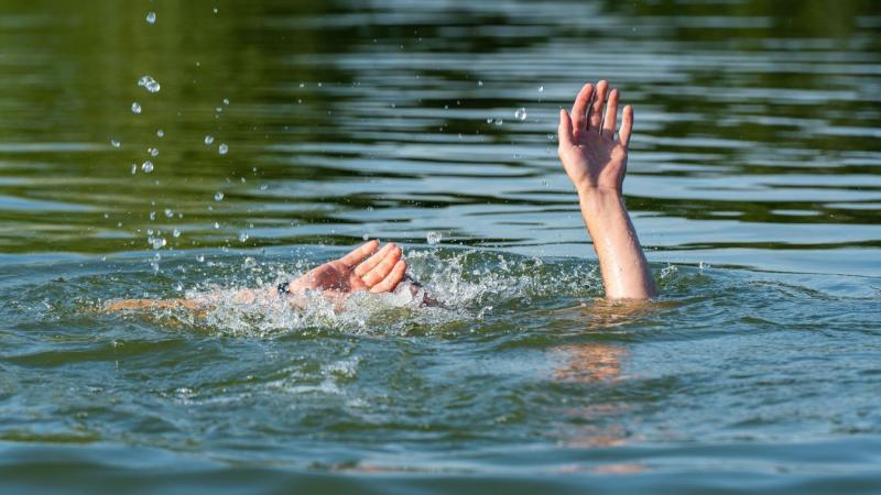 Amíg a szülők a büfé irányába indultak, a fiúk egy jászkunsági strandon tragikus baleset áldozatává váltak, amikor a medencébe fulladtak.