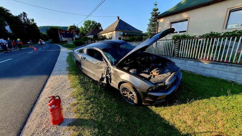 A Bakony szívében, egy különleges James Bond-ihlette Mustanggal, sikerült lenyűgöző mutatványt végrehajtani: a jármű nem mindennapi módon, de határozottan letarolta a villanyoszlopot! Fedezd fel a helyszínen készült izgalmas képgalériánkat, ahol megörökít