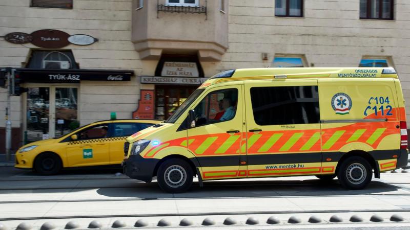 Egy férfi várakozott a buszmegállóban, amikor hirtelen összeesett. A helyszínre érkező emberek döbbenten figyelték, hogy a buszsofőr, aki az esetet követően próbálta megnyugtatni a sokkot kapott tömeget, nem volt az, akinek elsőre tűnt. 