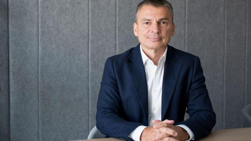 Íme egyedi megfogalmazásban: 

„A kis- és középvállalkozások számára mostantól rendkívül egyszerűvé vált az áram- és gázkereskedő váltás.”