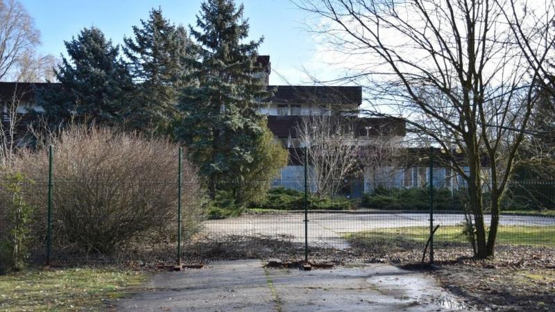 Furcsa és rémisztő üzenet fogadta az urbex szerelmeseit az elhagyott szálloda falán – a helyszín látogatása már életveszélyessé vált.