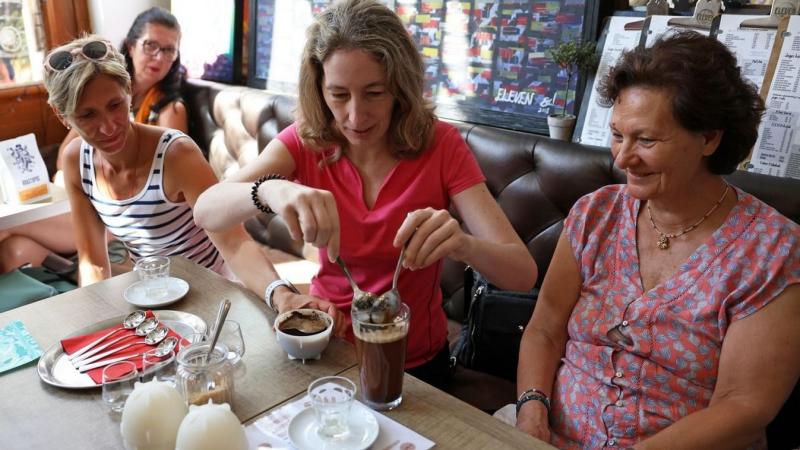 Az egyik számára túl éles, a másiknak viszont lágyan simogató - Kaposváron bontakozott ki a titok, ami a legfinomabb fekete kávék világát rejti.