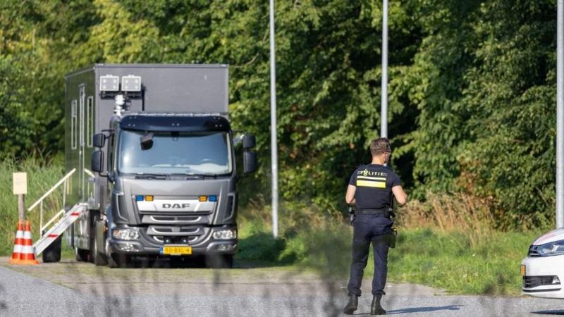 A sofőr, aki egy hatalmas kamion volánjánál ült, hirtelen megállt, majd bátran a folyó hűs vízébe vetette magát.