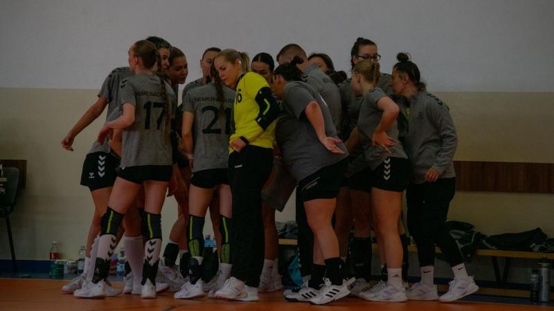 Nemesnádudvar vibráló kézilabda-élményei új magasságokba emelkedtek a feljutás örömének hatására. A település közössége lázasan ünnepli a sportág iránti szenvedélyét, amely mindenkit magával ragadott.