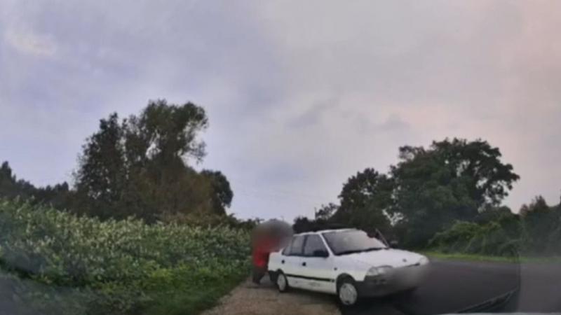 A tapolcai rendőrök bátor és önfeláldozó cselekedetei mindenkit megérintenek, és egy különleges videóban láthatjuk, hogyan segítettek egy nehéz helyzetbe került emberen. Az esemény valódi hőstett, amely bemutatja a rendőrség elkötelezettségét és emberiess