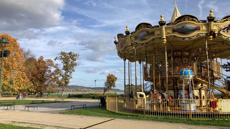Párizsi varázslat a napsütötte Keszthely partján - egy emeletnyi boldogság (galéria, videó)