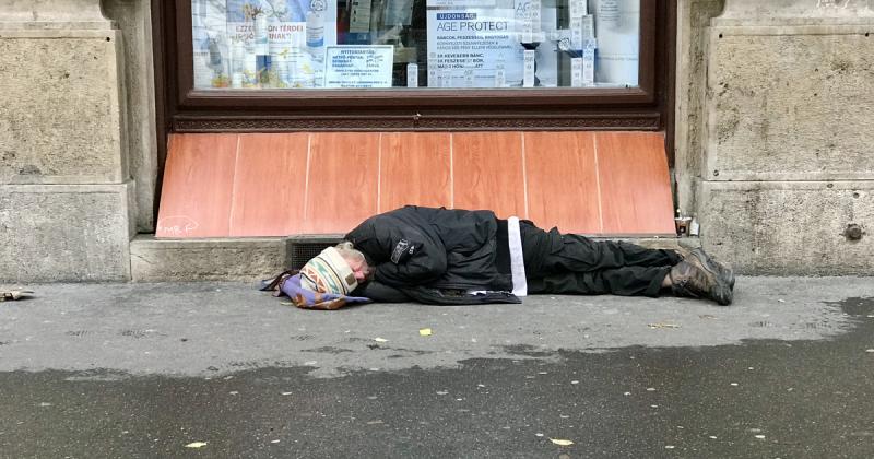 Idén a főváros éjjeli menedékhelyeinek látogatóinak száma jelentősen megnövekedett, ami a hajléktalanok helyzetének súlyosbodását jelzi Budapesten.