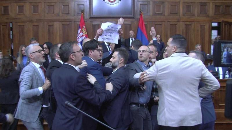 Feszült pillanatok zajlottak le a szerb parlament falai között, amikor váratlanul verekedés robbant ki a képviselők között. A politikai feszültségek és ellentétek végül fizikai összecsapásba torkolltak, ami megrázta az ország politikai életét.