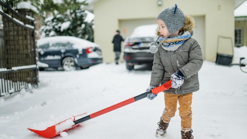 Magyarországon akár 20 centiméter hó is hullhat, különösen a hegyvidéki területeken és a Dunántúl északi részein. A csapadékos időjárás a téli hónapokban fokozottan érintheti ezeket a régiókat, ahol a hőmérséklet csökkenésével a havazás esélye is megnő. É