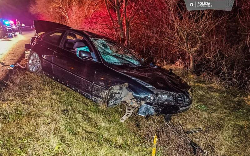 Megpördült és árokba borult BMW-jével a drog hatása alatt álló sofőr, aki tragikus baleset következtében elveszítette utasát. A helyszínen készült fotók rávilágítanak a baleset súlyosságára.