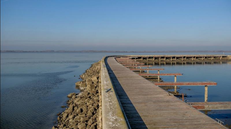 Új dimenziókat nyit a nyaralóhajózás világában a Tisza-tónál, ahol egy lenyűgöző, 124 millió forintos fejlesztés veszi kezdetét. Ez a projekt nemcsak a vízi turizmus fellendítését célozza, hanem a régió gazdasági növekedését és a helyi közösségek támogatá