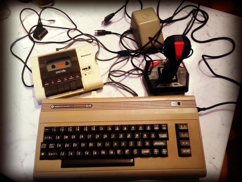 A Vaterán 1 forintról indult a legendás Commodore 64, és most, ahogy a licitálás felforrósodott, az ára már jelentősen megugrott.