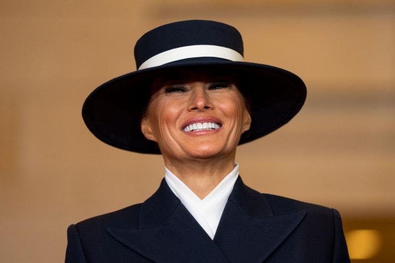 Melania Trump kalapja mögött mély üzenet rejlik, még ha sokan gúnyolódtak is rajta. A divat nem csupán külsőségek kérdése, hanem egyfajta kommunikáció is, amely tükrözi viselője álláspontját és stílusát.