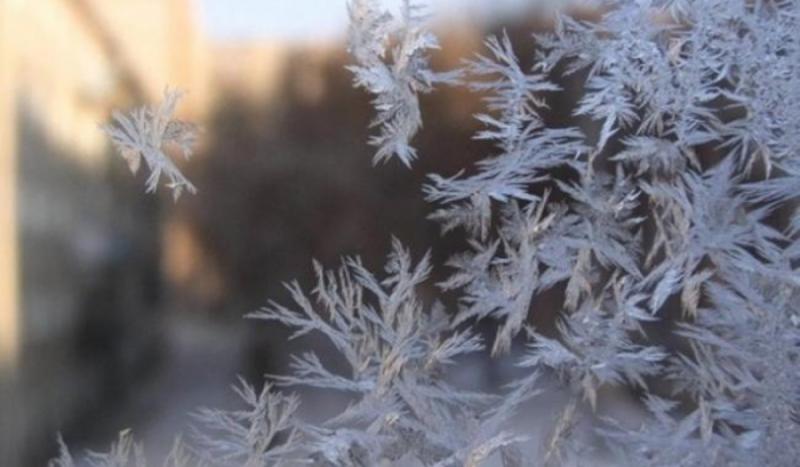 A február hűvös ölelésével lép be, mintha egy titkos téli varázslat érkezne.