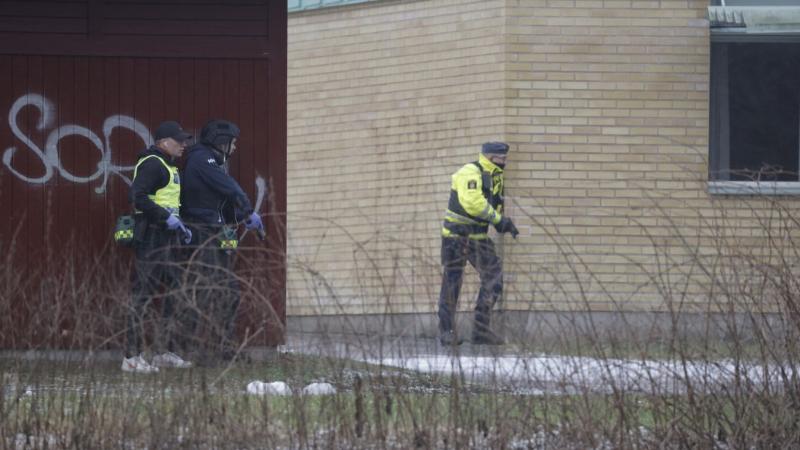 Egy középiskolában tragikus esemény zajlott le, ahol lövöldözés történt. A helyszín azonnal a hatóságok figyelmének középpontjába került, és a közösség sokkolva reagált a hírre. A rendőrség gyorsan intézkedett, hogy biztosítsa a területet, és megkezdődtek