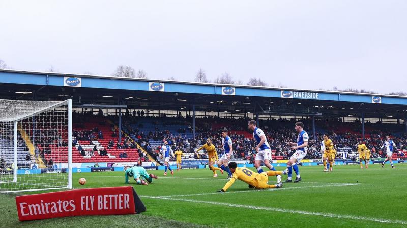 A magyar kapus sajnos nem a legjobb formáját hozta az FA-kupában, hiszen csapata mindössze két perc leforgása alatt elszenvedett két gólt a Premier League egyik csapatától. A mérkőzés részleteit egy videóban is megtekinthetjük.