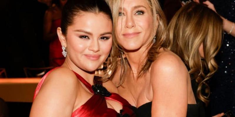 Selena Gomez és Jennifer Aniston egy ikonikus Jóbarátok-jelenetet idéztek fel, amely tele volt nosztalgiával és humorral. Az újraalkotás során a két színésznő megmutatta, mennyire jól kiegészítik egymást, miközben a régi kedvenc pillanatok új életre kelte