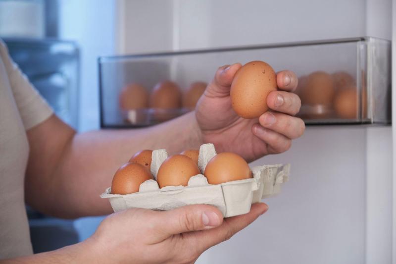 A tojások tárolása a hűtőben nem mindegy, hova kerülnek! Ha azt szeretnéd, hogy sokáig megőrizzék frissességüket, érdemes a polcok hátsó részén elhelyezni őket. Itt állandóbb a hőmérséklet, így jobban védve vannak a hőmérséklet-változásoktól. Ne feledd, h