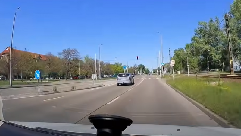 Videó: egy hátborzongató pillanatban a Ford száguldott át a piroson, éppen akkor, amikor...