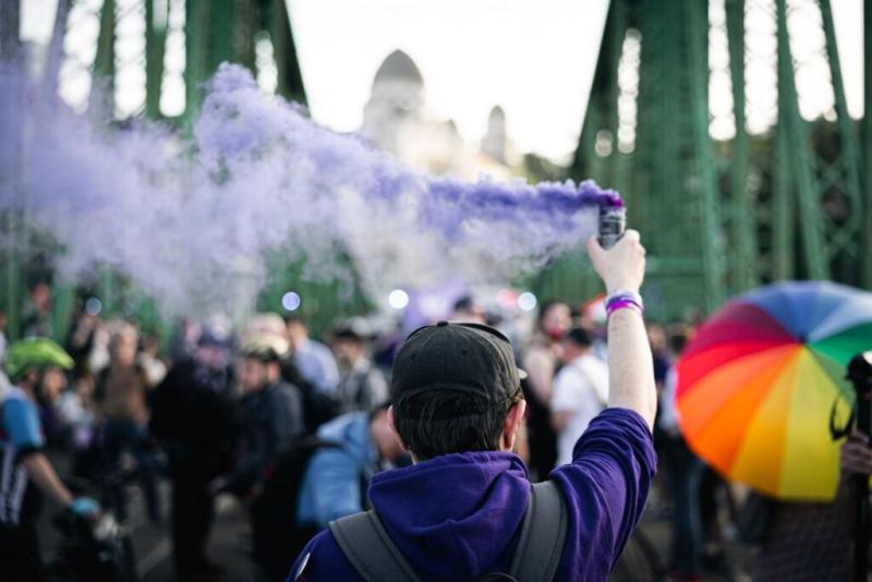 Erőszak vagy béke a munka ünnepén? Csatlakozzon hozzánk, és kövesse élőben Hadházyék demonstrációját!