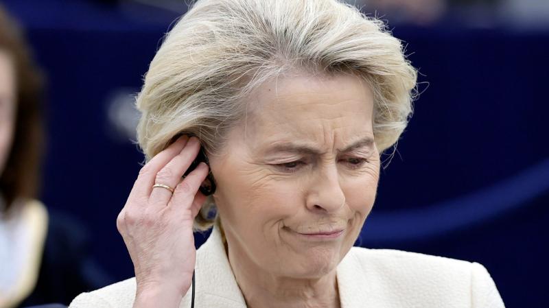 SMS-botrány Brüsszelben: Von der Leyen helyzete meginghat az európai politikai színtéren.