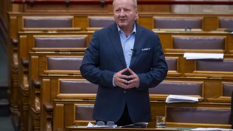 Simicskó István arra indítványozza, hogy minden üzletben kötelezően legyen jelen legalább egy hagyományos pénztár.