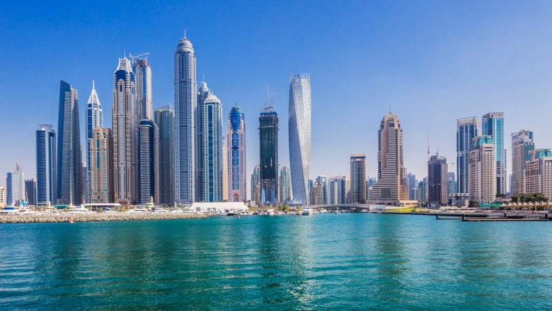 Felforrósodtak a kedélyek a vásárlók körében, hiszen megérkezett a dubai virsli! És nem, ez nem egy tréfás hír: megdöbbentő áron kínálják a magyar boltok polcain. A Pénzcentrum cikkében részletesen is kifejtik a helyzetet, ami sokakat meglepett.