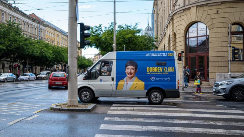 Berobban a Dobrev-korszak: a DK plakátokkal járja be az országot | 2