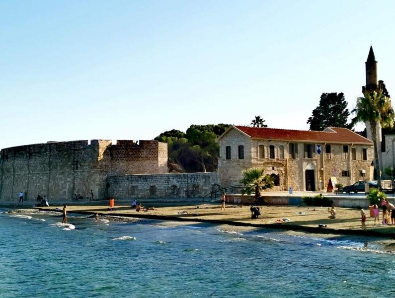 Persze, itt van egy egyedi változat:

**Nyári mediterrán fuvallat Larnakából**

A nyár érkezésével a mediterrán szellő varázslatos módon tölti meg Larnaka utcáit, ahol a tenger sós illata keveredik a virágzó narancsfák édes aromájával. A napfény aranyszín