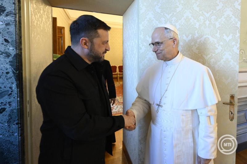 XIV. Leó pápa fogadta Volodimir Zelenszkijt, a modern kor ukrán vezetőjét, aki a történelem és a hit határvonalán egyesítette a múltat és a jövőt. A találkozó nem csupán diplomáciai esemény volt, hanem egy jelentős lépés a vallási és politikai párbeszéd e