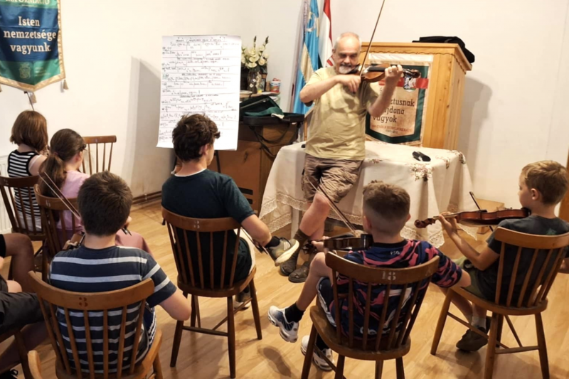 Székelyabod varázslatos falucskájában gyűltek össze a néptáncosok, hogy együtt élvezzék a tánc és a hagyományok örömét.