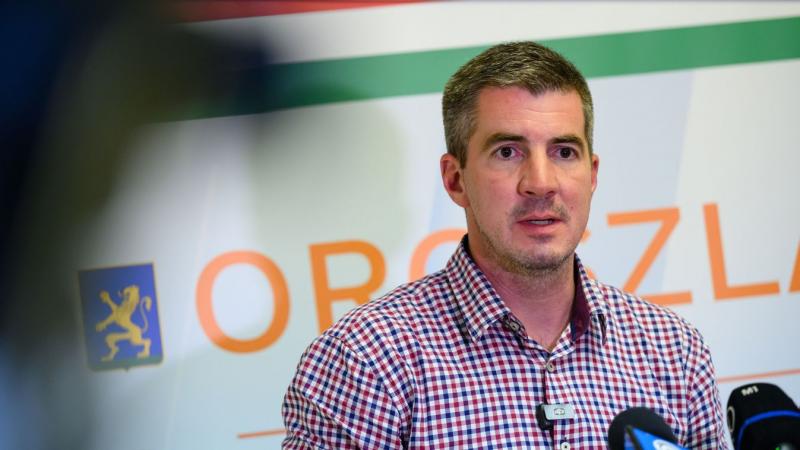Kocsis Máté: A Tisza Párt a régi bevándorláspárti tábor új arculata

Kocsis Máté véleménye szerint a Tisza Párt valójában a korábbi bevándorláspárti erők megújult formációja, mely új köntösbe bújva próbálja meg elnyerni a közönség bizalmát. A politikai tá