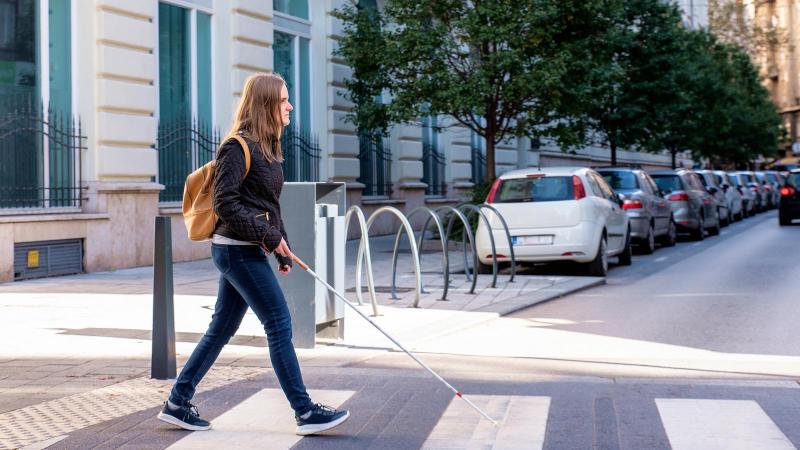 Koppanások zaja tölti be a teret: a világ talán árnyékba burkolózik, de az élet folytatja útját.