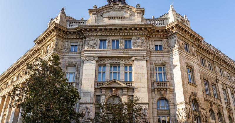 Az MNB-botrány következtében közel egy milliárd forintnyi nyereség tűnt el az érintett építőipari vállalat könyvelési nyilvántartásaiból.