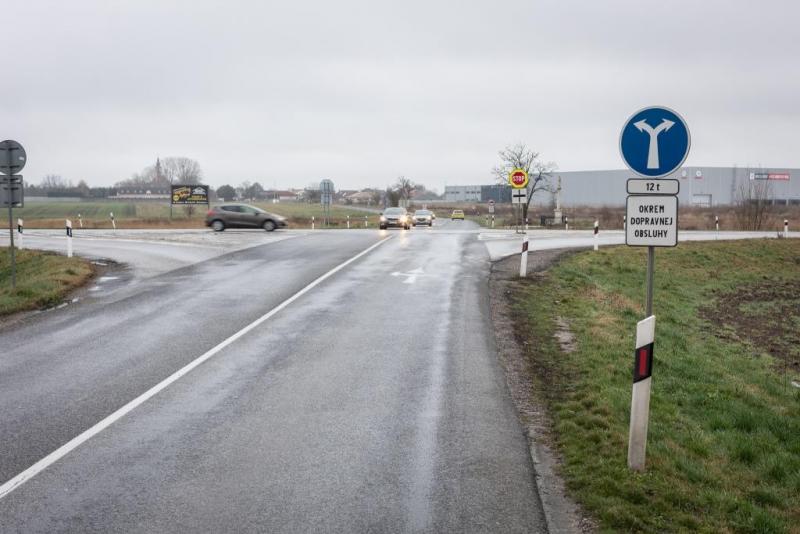 Bár kicsit megkésve, de végre megtörtént a közbeszerzés kiírása az egyik körforgalomra a 63-as úton, Dunaszerdahely közelében.
