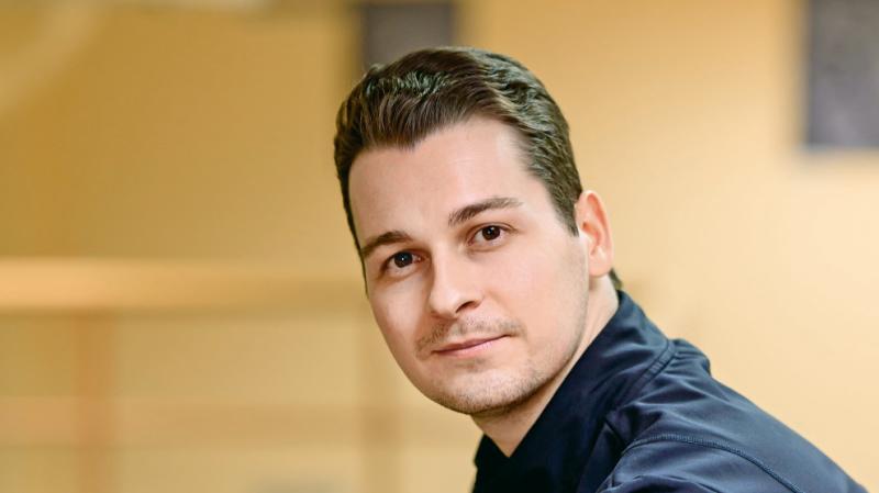 Az Operettszínház sikeres balettművésze számára az élet tele van kihívásokkal és megpróbáltatásokkal. A színpad varázsán túl, a mindennapok feszített tempója és a folyamatos teljesítési kényszer sokszor megnehezíti a művészi önkifejezést. Az állandó edzés