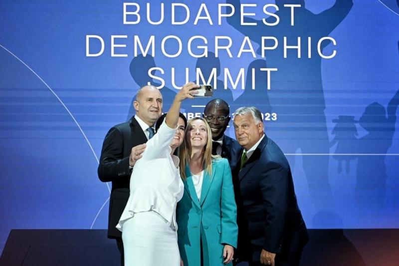 Lord Robert Skidelsky véleménye szerint Európa demográfiai válságának megoldásához elengedhetetlen egy átfogó stratégia, különben a kontinens jövője komoly veszélybe kerülhet. Az alacsony születési arányok és a népesség elöregedése olyan kihívások, amelye