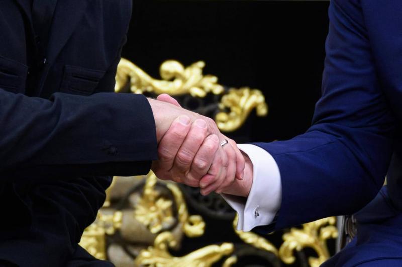 Csúcstalálkozók Trója titkairól és Ukrajna jövőjéről; a CIA rejtélyes titkai végre napvilágra kerülnek, miközben elbűvölő Bond-lányok varázsolják el a nézőket.