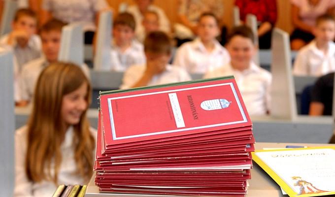 Ha elveszett a bizonyítványom, több lépést is tehetek a helyzet orvoslására. Először is, érdemes felkeresni az intézményt, ahol a bizonyítványt kiállították, és tájékoztatni őket a helyzetről. Sok esetben lehetőség van másolat kérésére, amelyet hivatalosa