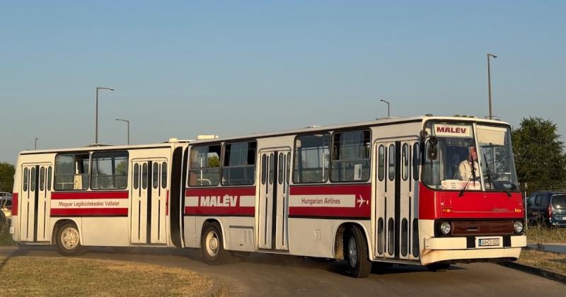 Száz Ikarus autóbusz vonul fel Budapest határában, bemutatva a magyar közlekedés ikonikus járműveit. Az esemény célja, hogy felhívja a figyelmet a hazai buszgyártás hagyományaira és jelentőségére. A rendezvény során a résztvevők nemcsak nosztalgiázhatnak,