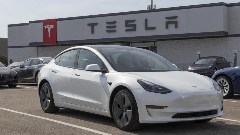 Íme a friss hírek: a következő Tesco áruházakban lesz lehetőség Tesla Supercharger töltőállomások használatára!