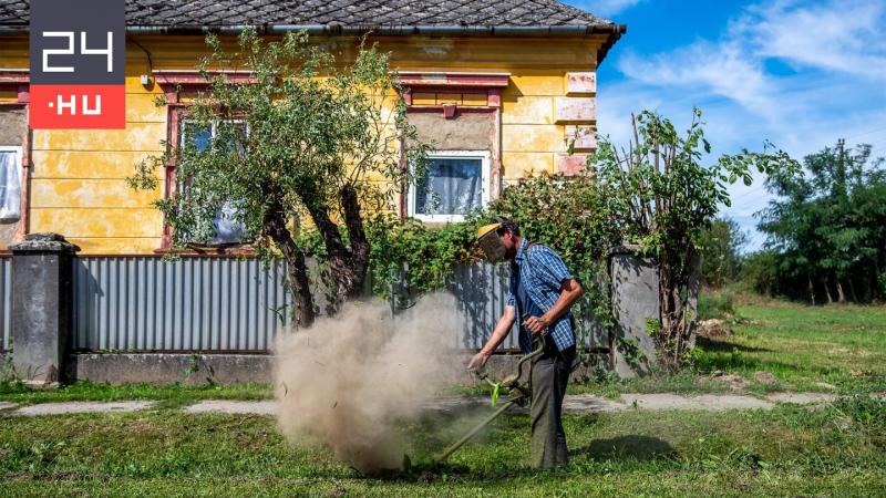 A Bátonyterenyén élő roma közmunkások megalázó helyzetbe kerültek, ami rávilágít a társadalmi egyenlőtlenségekre és a diszkriminációra. Az eset arra figyelmeztet, hogy a közmunkaprogramok nemcsak a megélhetést, hanem a méltóságot is érintik. Fontos, hogy 