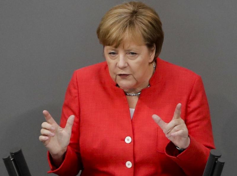 Angela Merkel kancellárként számos alkalommal próbálta felvenni a kapcsolatot Putyinnal, hogy tárgyalásokat kezdeményezzen, azonban ezt több ország, köztük Lengyelország is ellenezte.