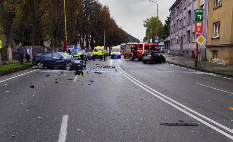 SÚLYOS BALESET: Három személy szenvedett sérüléseket egy tömeges ütközés során.