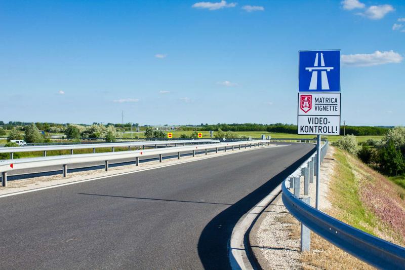 Jövőre jelentős árcsökkentés várható egyes autópálya-matricák esetében, hiszen már 2500 forintért is elérhetjük a vármegyei matricát. | Startlap Vásárlás